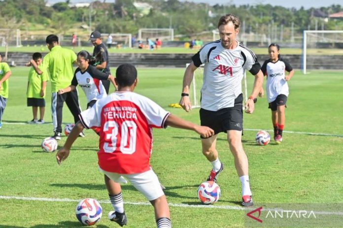 Coaching-Clinic-Legenda-Liverpool-190926-fik-1_1.jpg