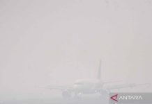 Begini suasana Bandara Internasional SMB II Palembang diselimuti kabut asap karhutla