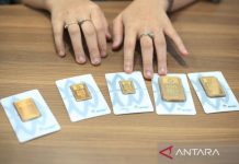Harga emas Antam pada Jumat turun Rp5.000 per gram
