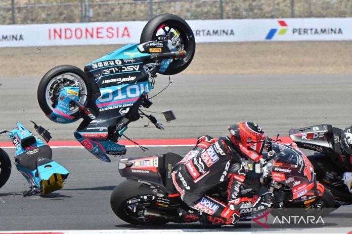 Insiden-Balapan-Moto2-111026-fik-5_1.jpg
