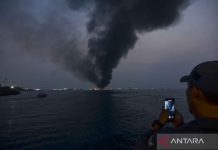 Kapal motor Batumandi terbakar di perairan Merak, ratusan penumpang dievakuasi