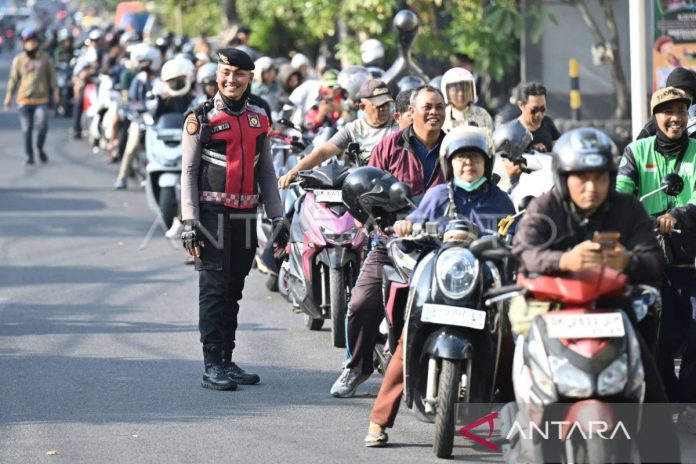 antrean-kendaraan-di-sejumlah-spbu-bali-1pt6d-dom.jpg