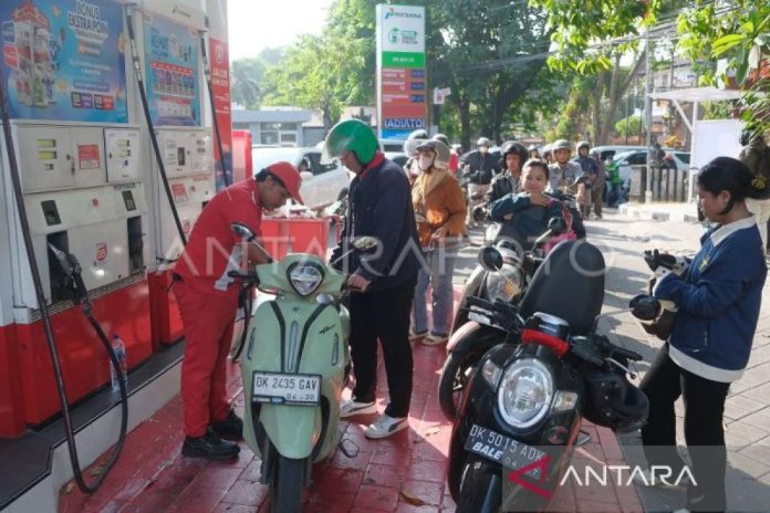 antrean-kendaraan-di-sejumlah-spbu-bali-1pt6h-dom.jpg