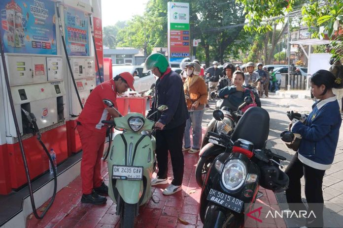 antrean-panjang-kendaraan-sejumlah-spbu-wilayah-bali-131026-nhw-7.jpg