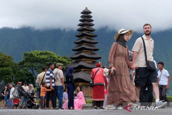 kunjungan-wisatawan-di-ulun-danu-beratan-bali-2695930.jpg