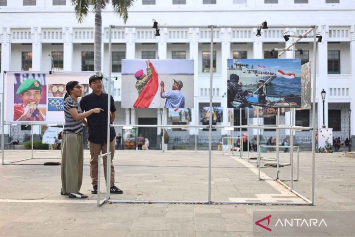 pameran-foto-lkbn-antara-di-surabaya-121026-mm-6.jpg